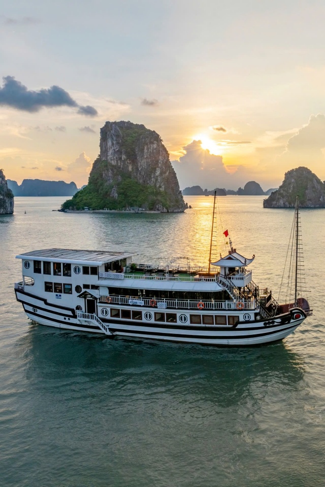 Bai Tu Long Cruise.jpg